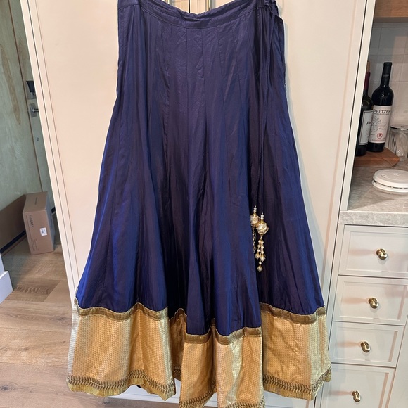 Navy blue lehenga, ivory top, printed dupatta - Picture 5 of 14